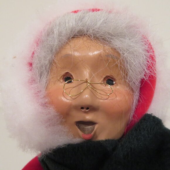 Christmas 2000 Byers’ Choice Caroler Mrs. Claus in Red Velvet Dress Green Scarf - Picture 14 of 16